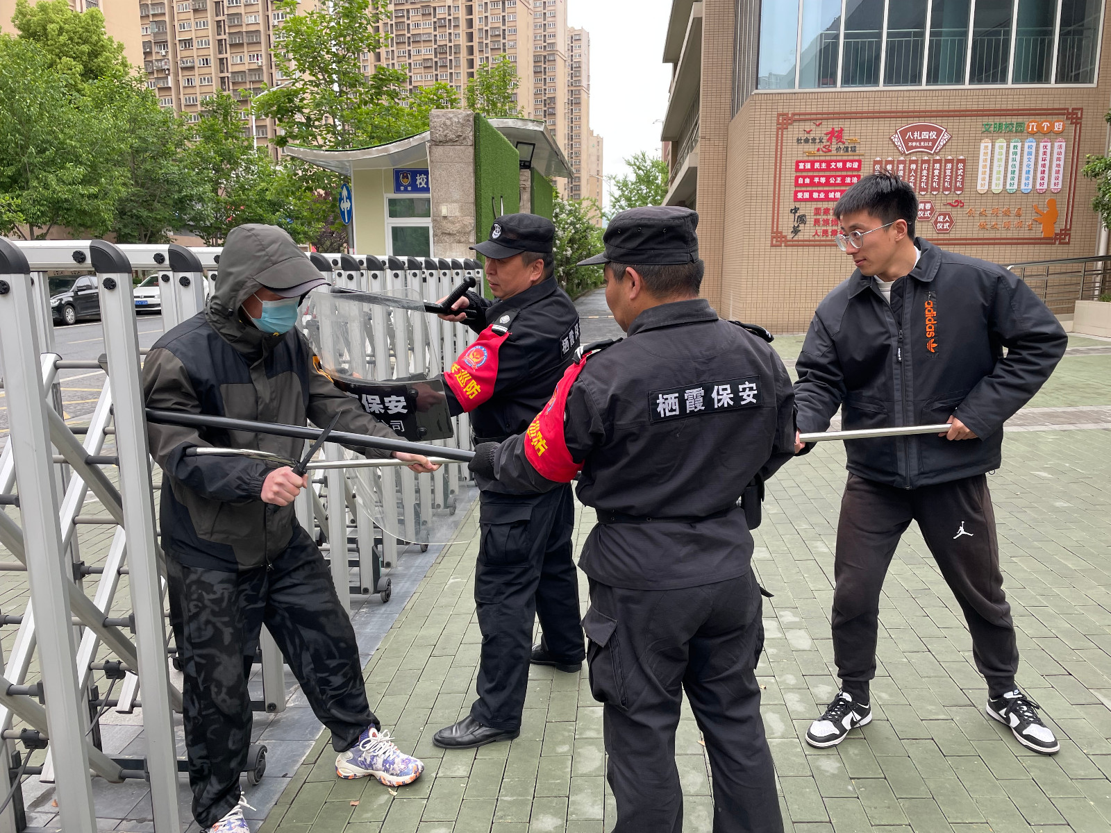【花港一小】【安全第一】开展反恐防爆演练，筑牢校园安全防线——花港一小反恐防暴应急演练