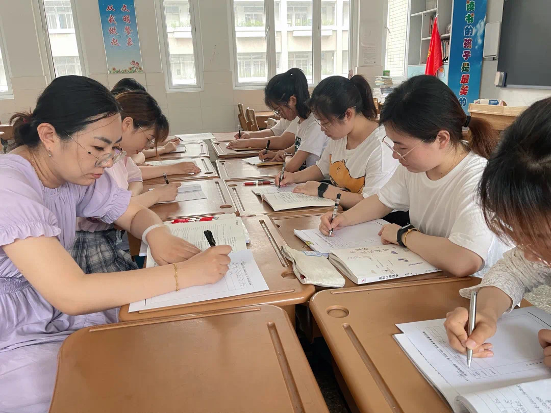 【阳光太阳城】凝心聚力，为期末保驾护航 ——花港一小党支部党员“我为群众办实事”系列活动