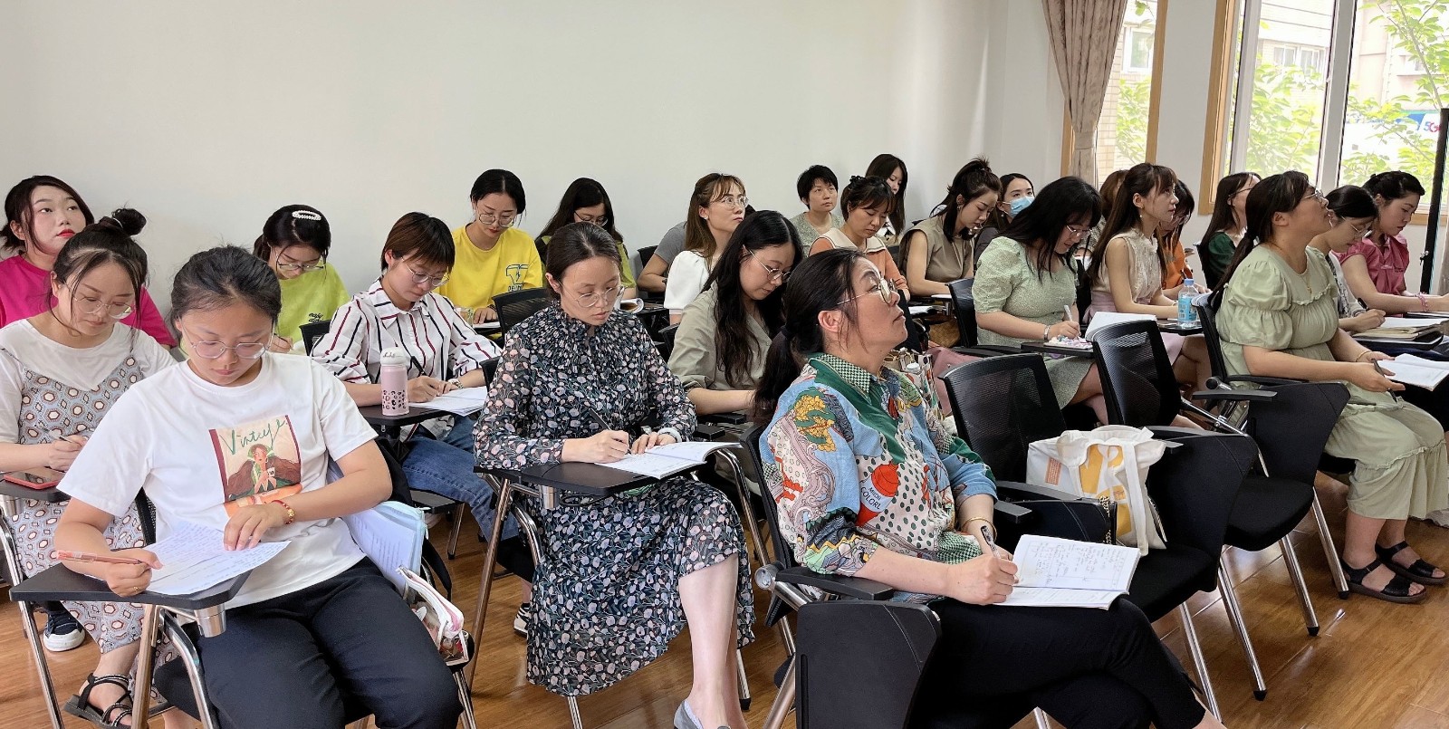 【花港一小】教以共进，研以致远，打造高效复习课堂 记太阳城小学教育集团英语大组教研