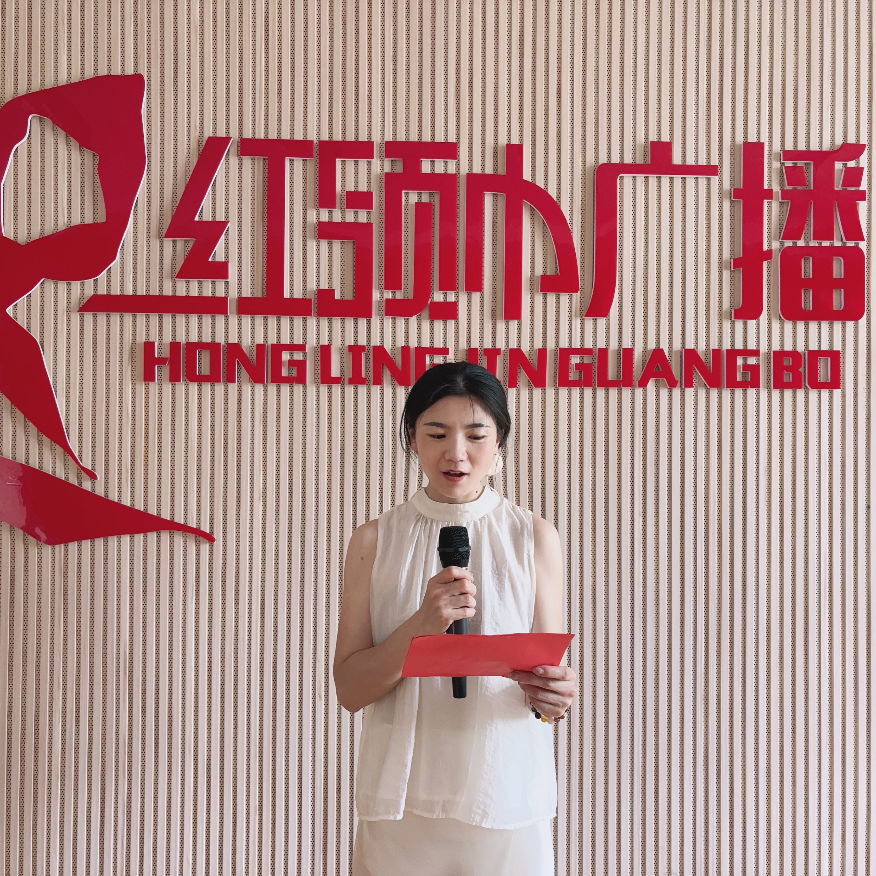 主持照.png