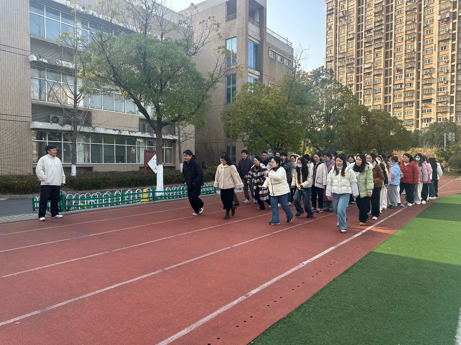 【花港一小】冬日健身强体魄 奔跑奋进展风采 ——花港一小举办教职工冬季长跑活动