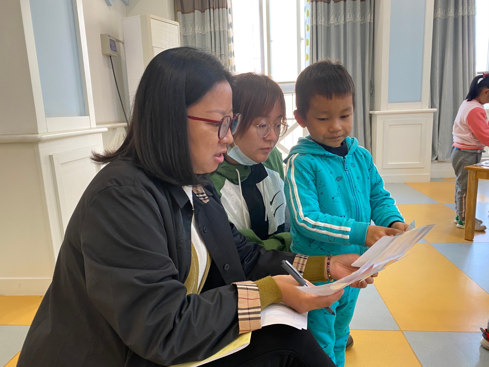 观摩教师与幼儿互动.jpg