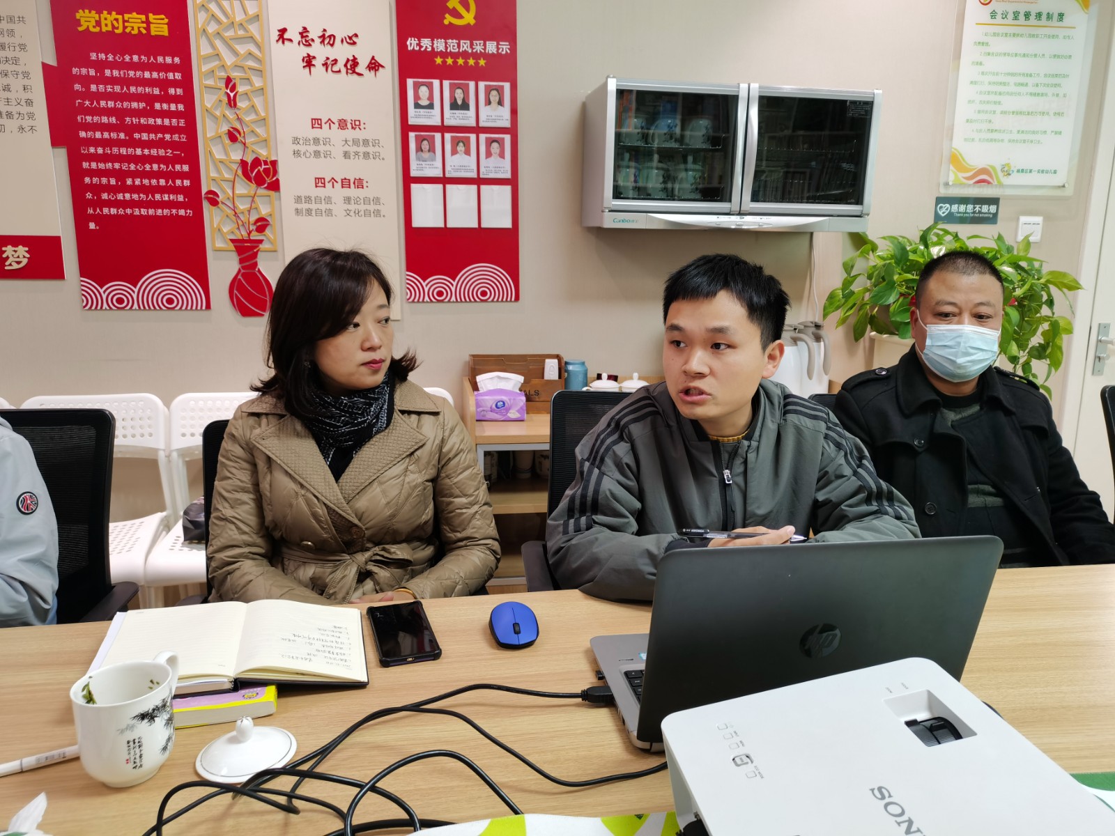 张主任对物业管理进行介绍.jpg