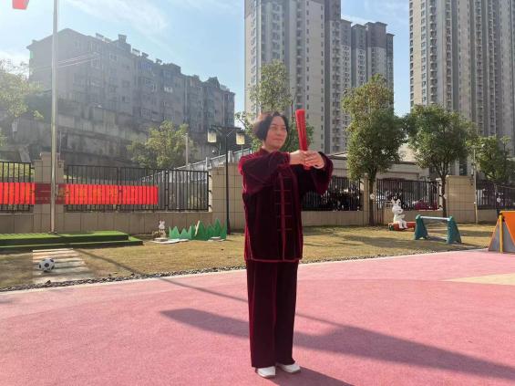 和小花甜一起锻炼吧——区一实幼三元分园体育节开幕式活动_html_m6bf9c976.jpg