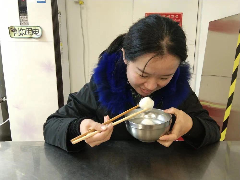 教师吃汤圆.jpg