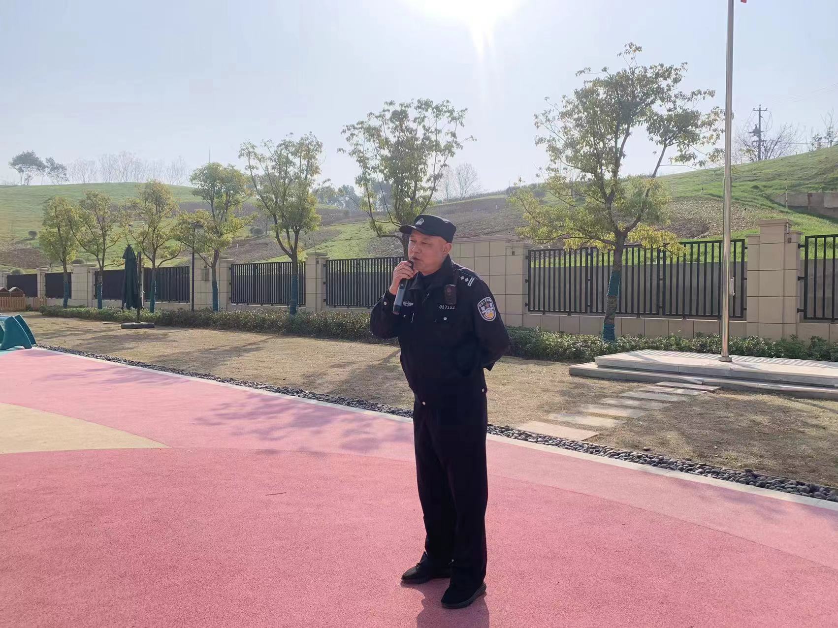 李警官国旗下讲话新闻_html_1d4c9f94.jpg