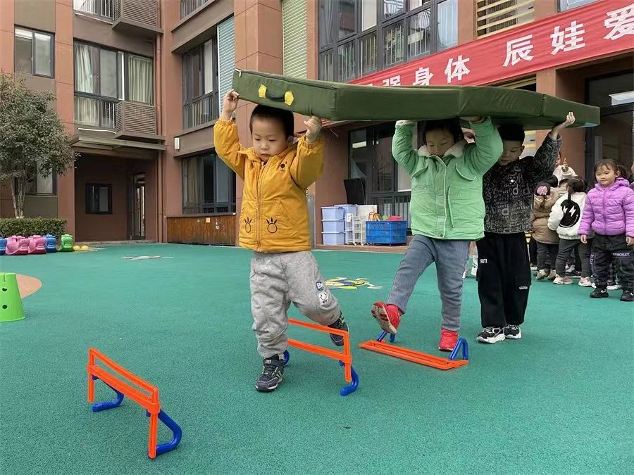 扛垫子2.JPG