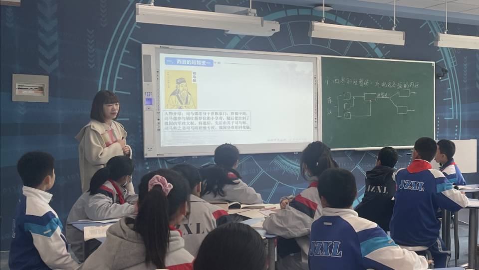 杭雅洁.jpg