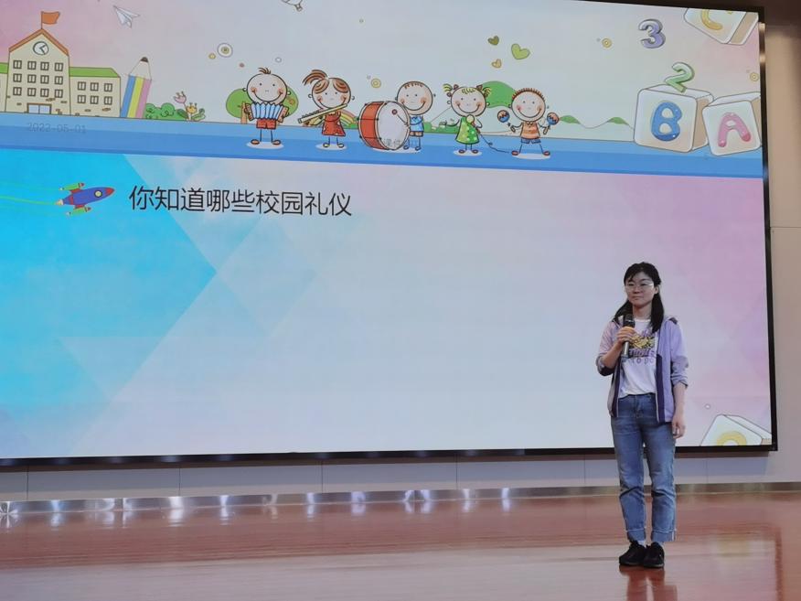 5.31礼仪班会报道_html_md9dd536.jpg