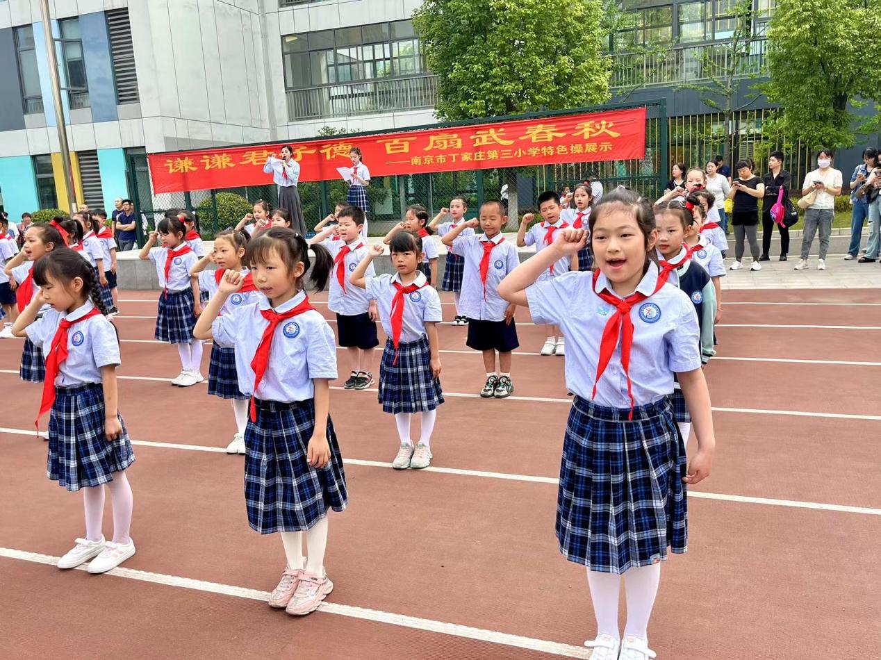 6.1建队仪式报道(1)_html_5d249d65.jpg
