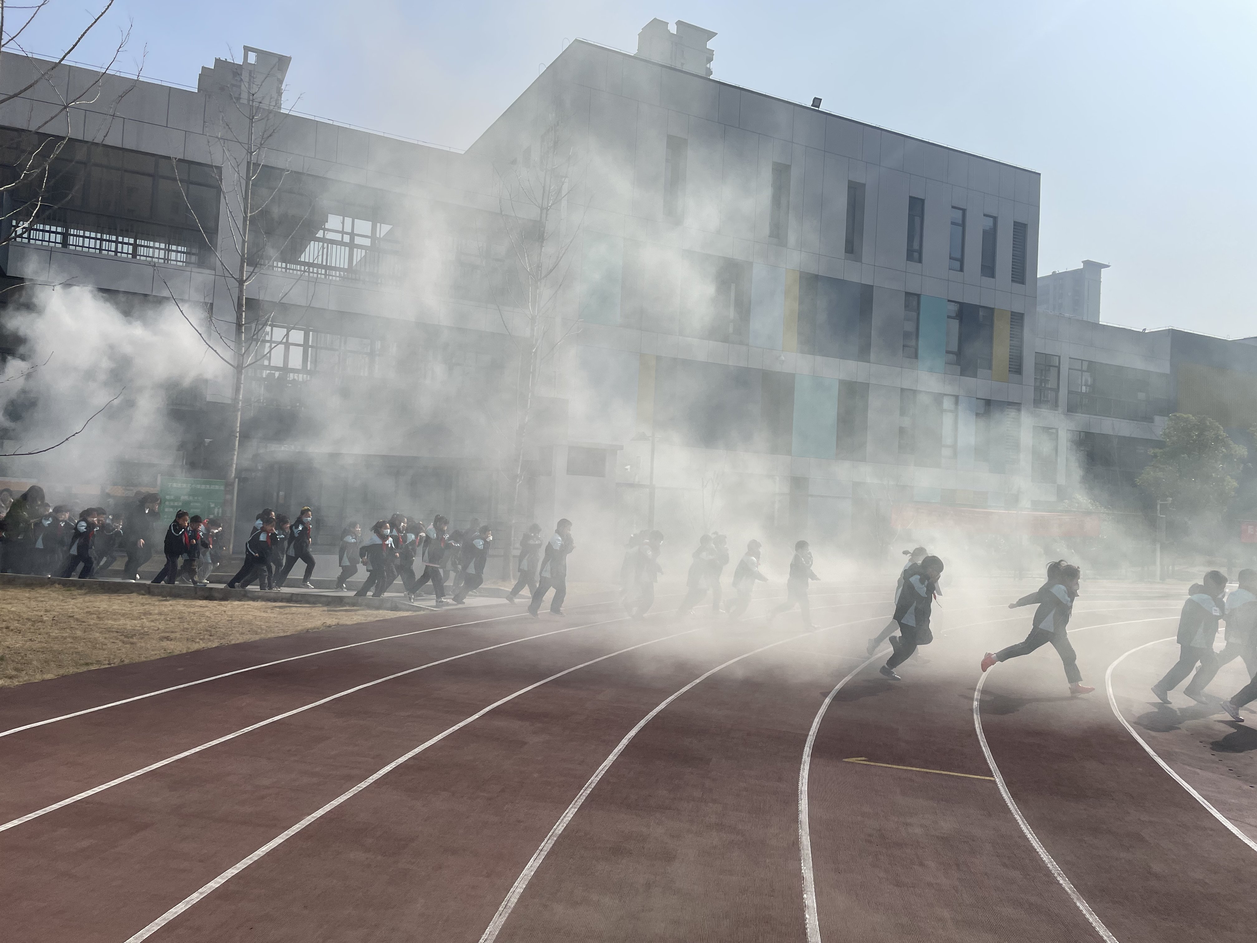 3.4消防安全演练活动_html_m7f26966a.jpg