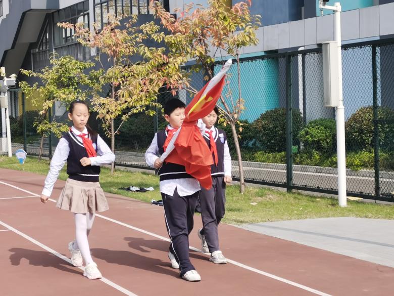 10.17第八周主题升旗仪式侧记_html_m1c656561.jpg