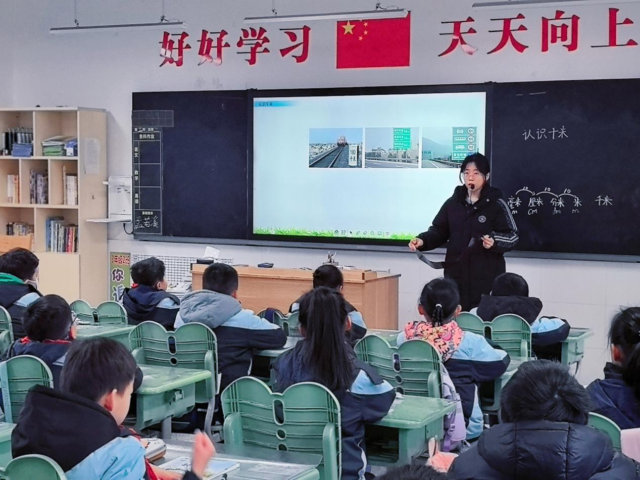 3.4区教研员陈新涛老师进校听课评课活动侧记_html_dfd82a9.jpg