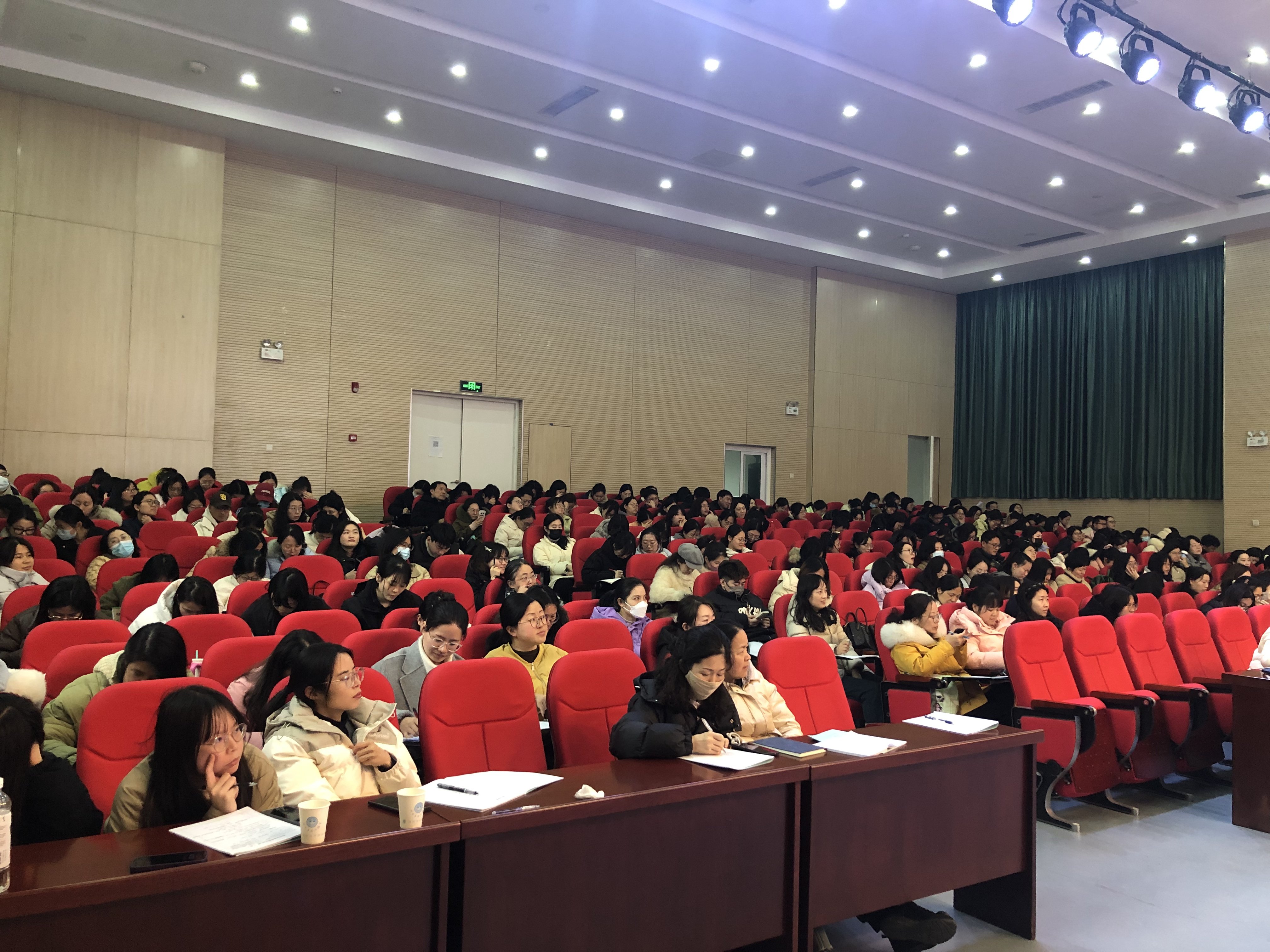 深化专业技能，共筑心灵桥梁——栖霞区第十六期中小学中级心理辅导师培训班第二次培训活动(2)_html_2b04fe1a.jpg