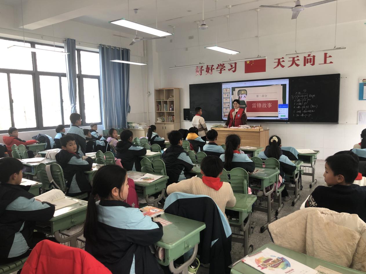 【正学丁三•德育】春“锋”送暖，化爱于行——记丁家庄第三小学第三周主题班会侧记(2)_html_fa45e9e.jpg