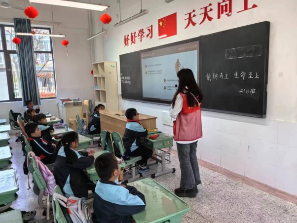 【正学丁三·德育】预防为主，生命至上——南京市丁家庄第三小学消防安全主题班会活动侧记_html_m331a40fc.jpg