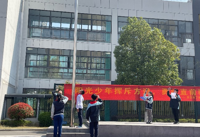 五5班升旗报道_html_3293946f.jpg