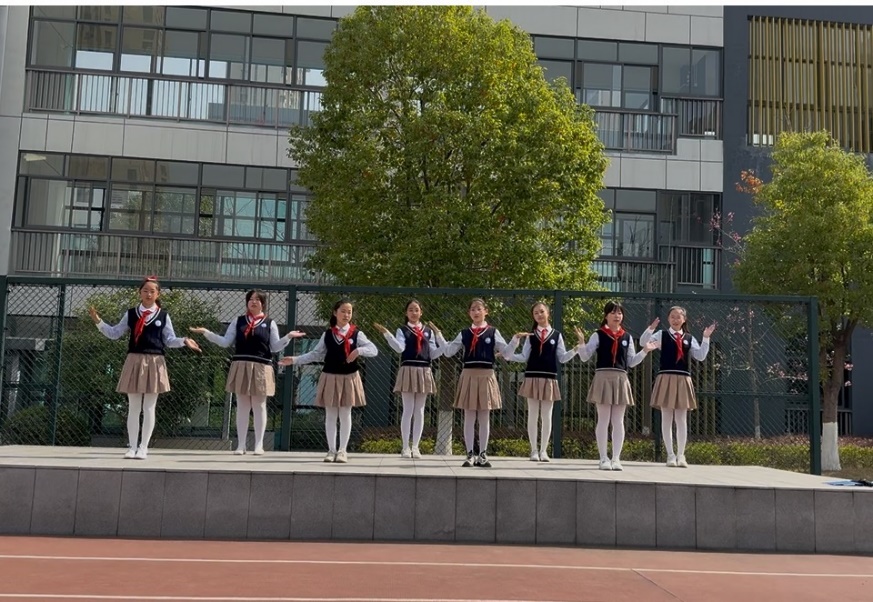 升旗仪式报道(2)_html_41bff723.jpg