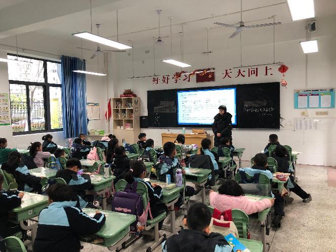 主题班会报道_html_5f3ffd54.jpg