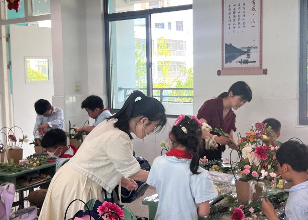 【正学丁三·德育】感受花之魅力，细品如花童年 (1)(1)_html_m77f729df.jpg