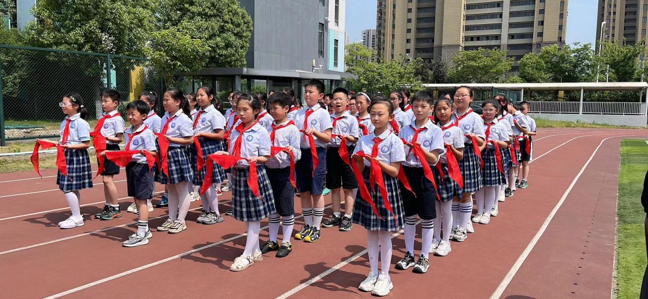 5.24入队仪式报道_html_73f1441f.jpg