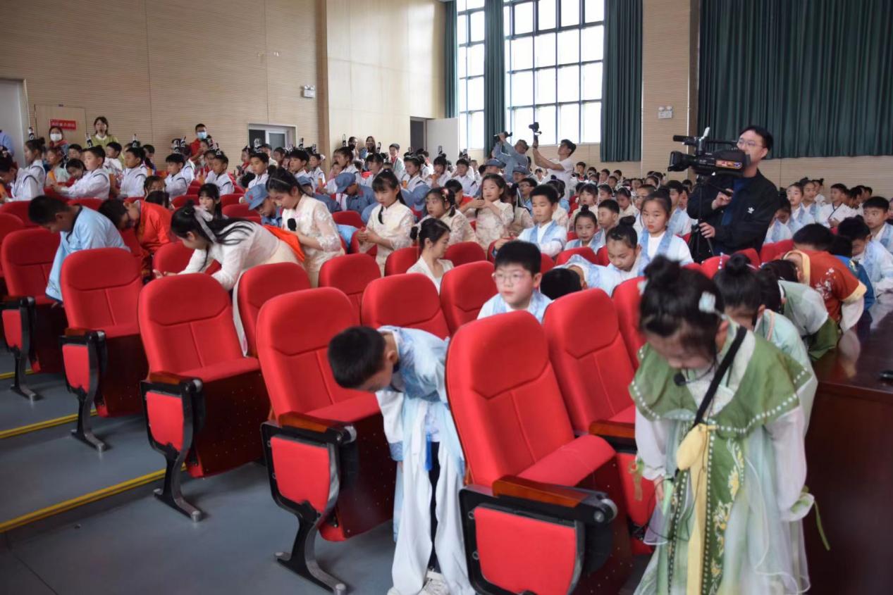 正学丁三•德育】颂千古诗词 扬爱国情怀(1)_html_421cd712.jpg