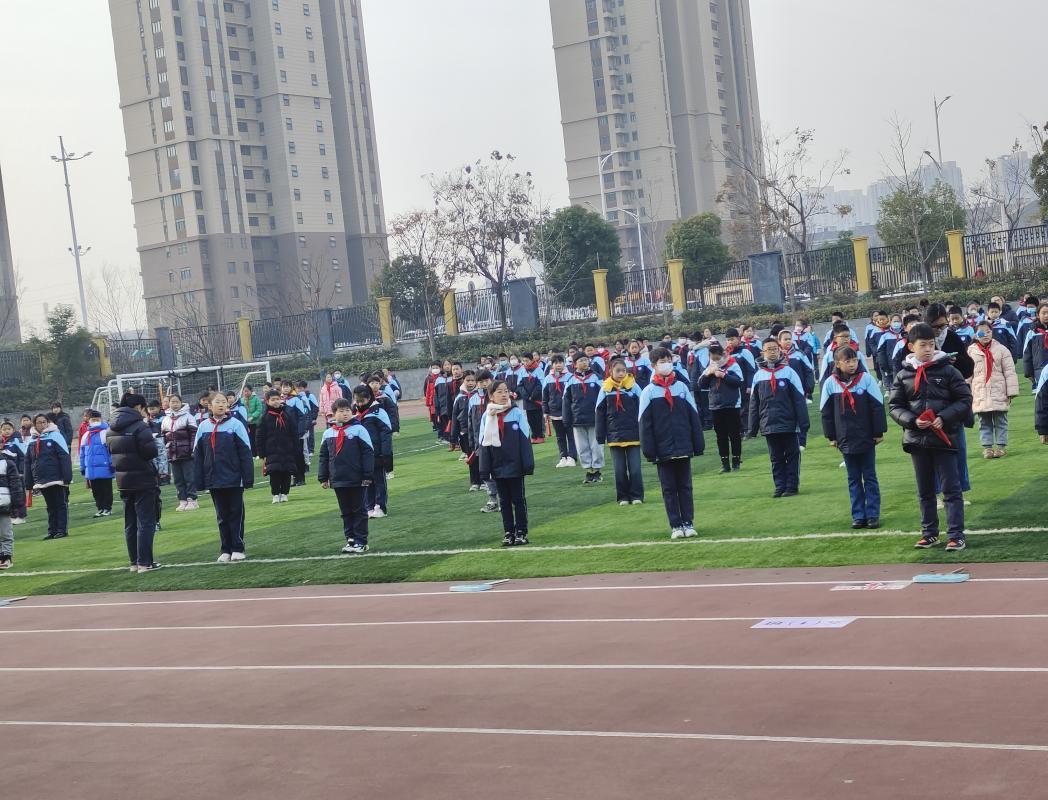 【正学丁三·德育】“迎新年 树新风 促和谐”——丁家庄第三小学第十八周升旗仪式_html_33814473.jpg