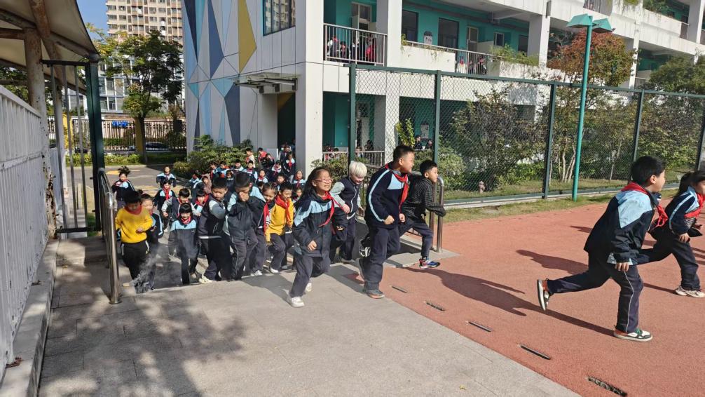 【正学丁三&middot;后勤】消防演练进校园 安全意识入人心_html_m69a95f0e.jpg