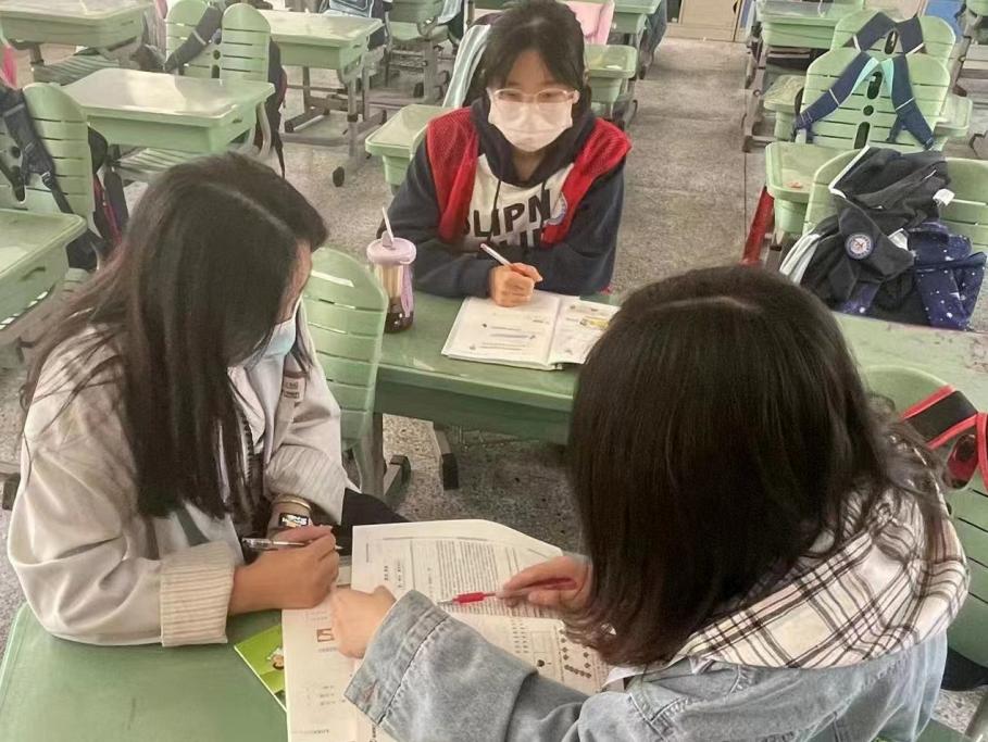 数学组第七周集体备课活动侧记(1)_html_27ed6560.jpg