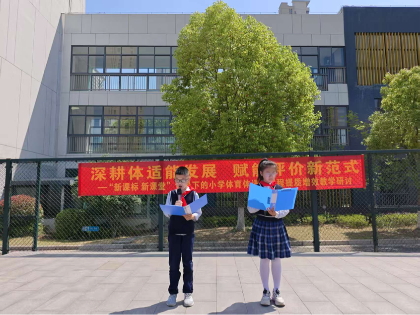 第十四周升旗仪式报道_html_50bf9fb6.png