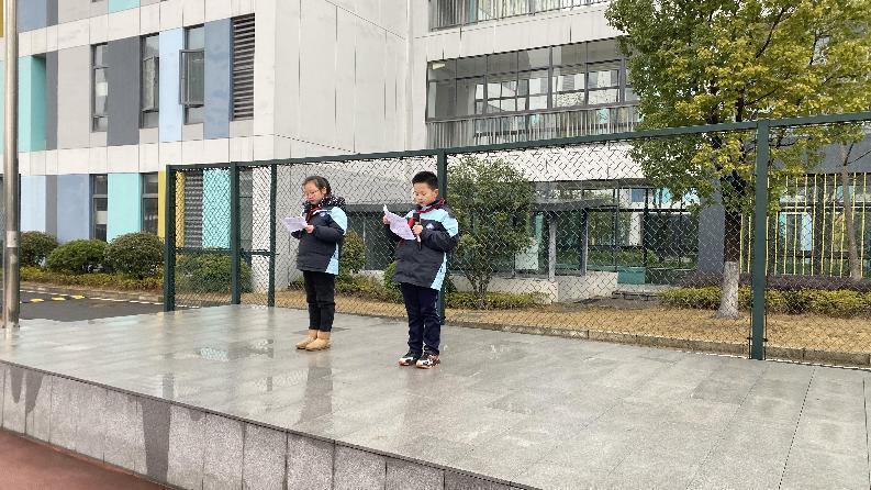 第二周升旗仪式_html_735d9577.jpg