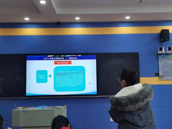 【正学丁三】 共研新课标，走向新发展——南京市丁家庄第三小学数学组新课标学习_html_m61727ee1.jpg