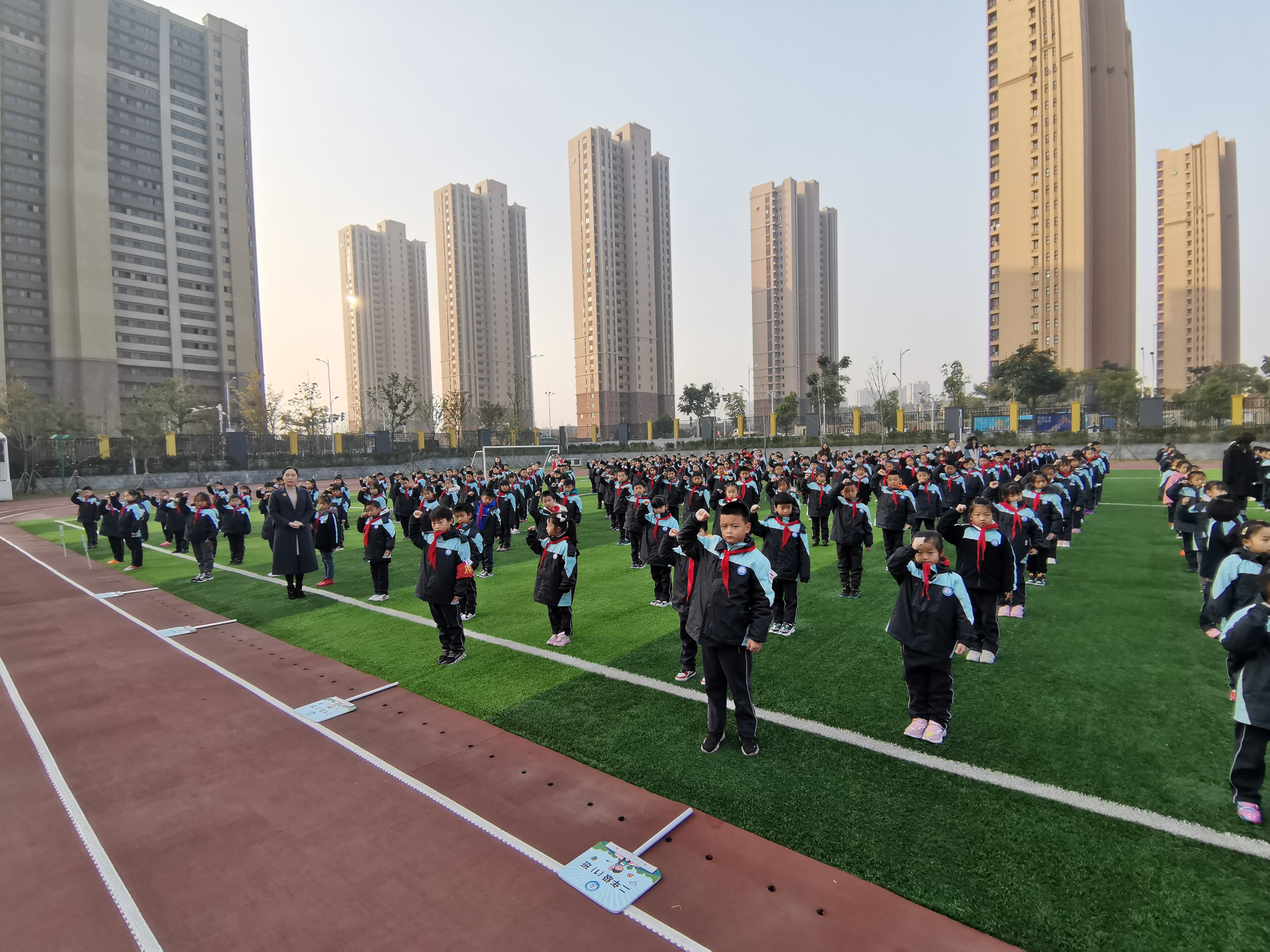 升旗仪式报道_html_645f57b8.jpg
