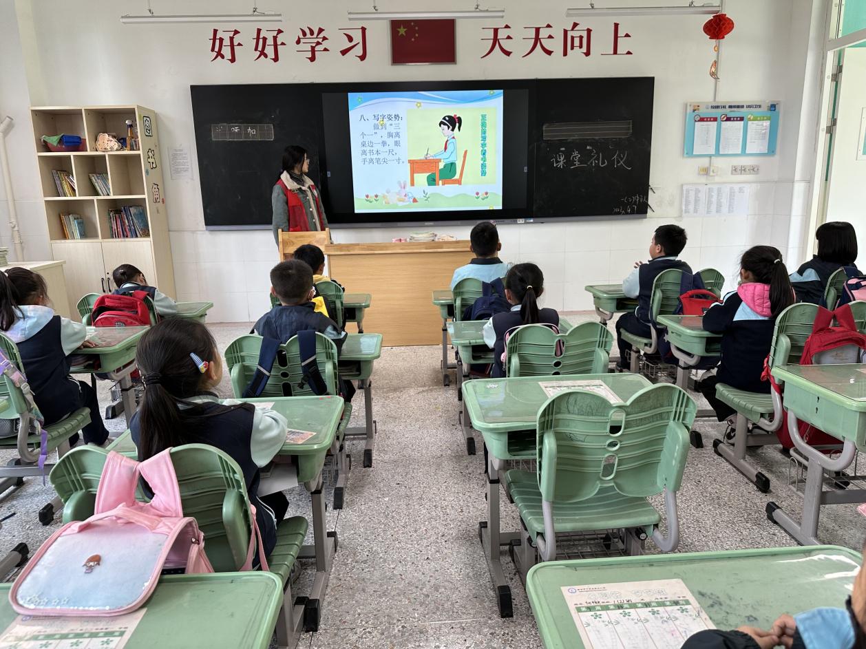 4.7礼仪班会报道_html_5ddf78d9.jpg