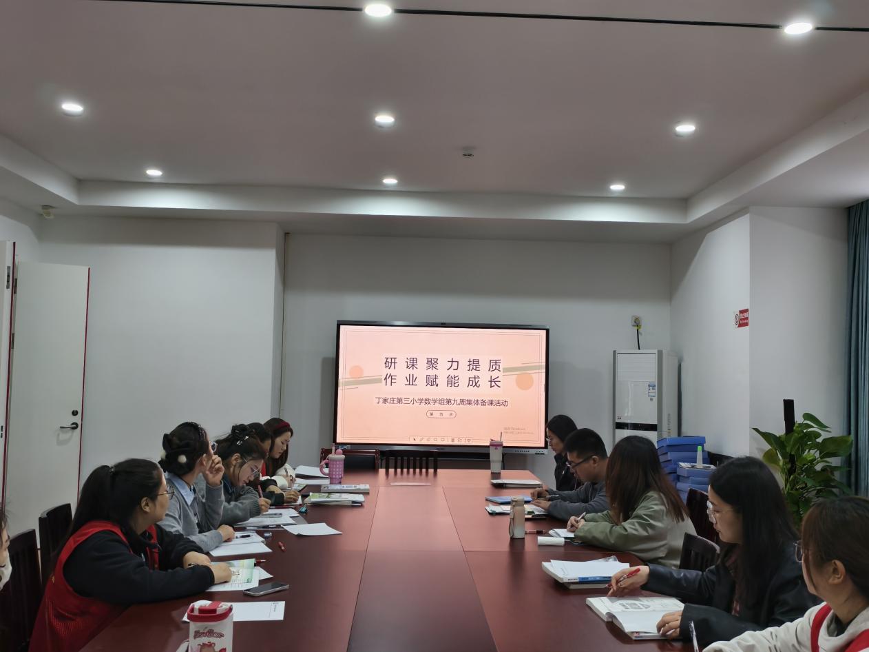 10.30数学组第五次集体备课活动侧记_html_686f0869.jpg