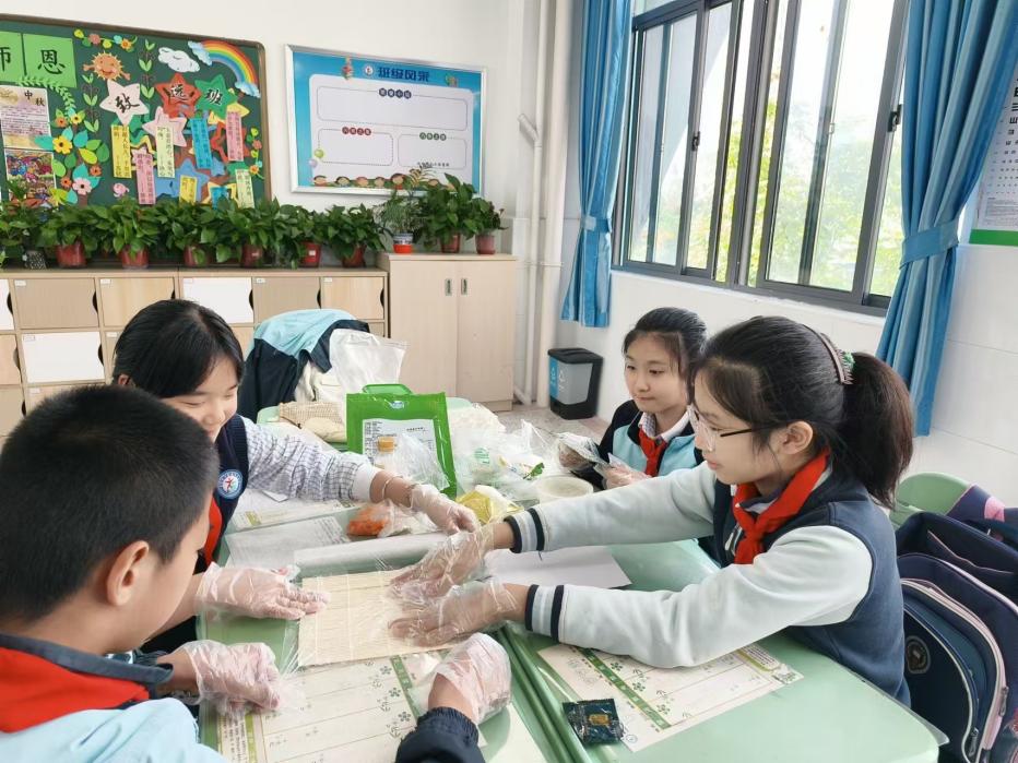 【正学丁三】巧手做寿司，欢乐享“食”光——丁家庄第三小学魅力家长进校园第四期活动_html_m52aeb6f2.jpg
