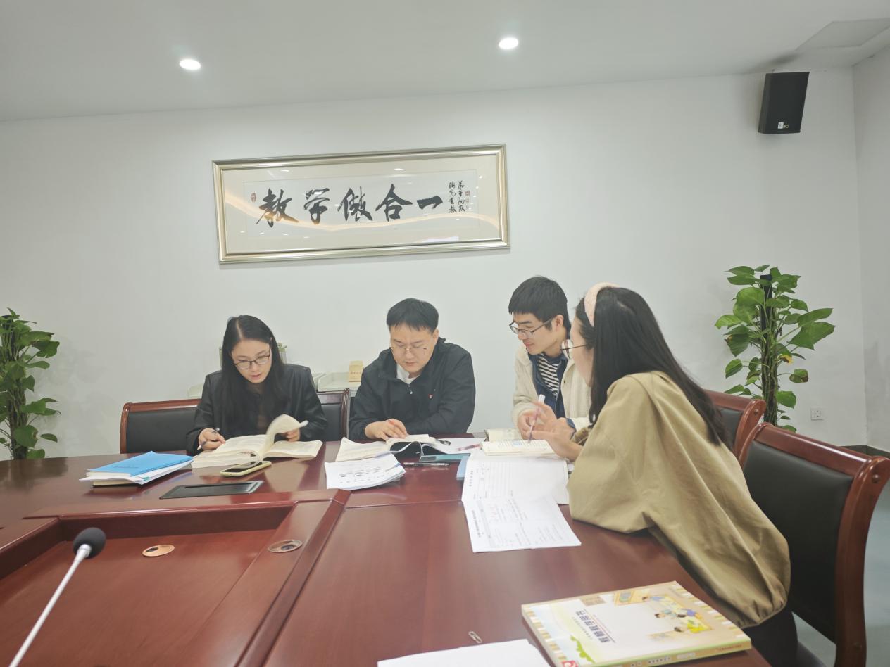 10.22数学组第八周集体备课活动侧记_html_641f7145.jpg