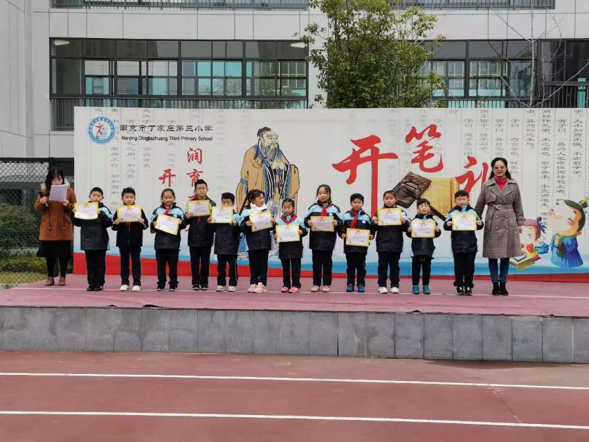 第十三周升旗仪式报道 康金苗_html_m4e61b7ab.jpg