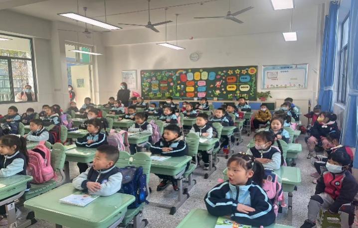 3.13迈幼三园大班参观丁三小学活动侧记_html_m5352cdd4.jpg