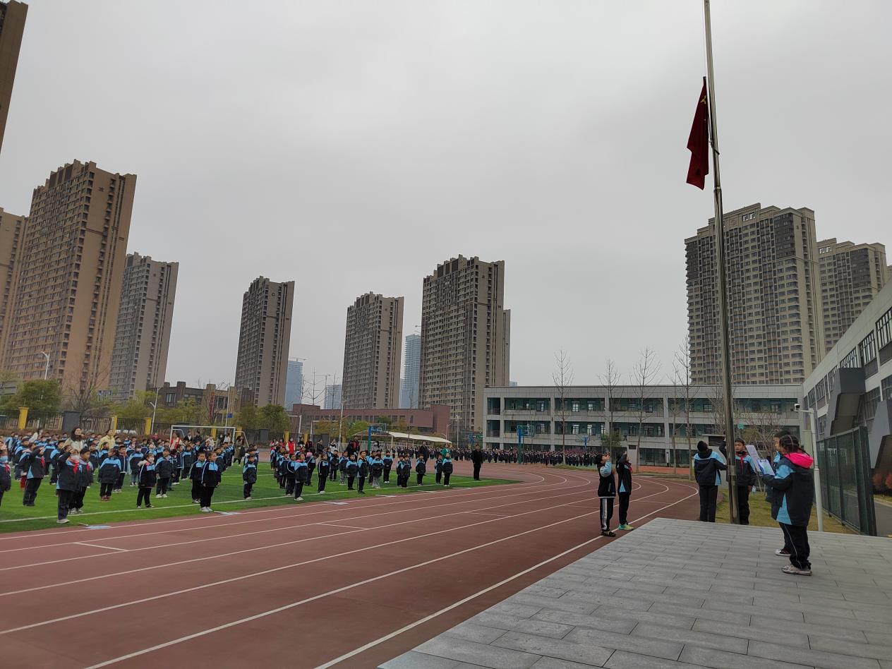 3月20日学习游览之礼，争做阳光少年升旗仪式报道_html_m5998834e.jpg