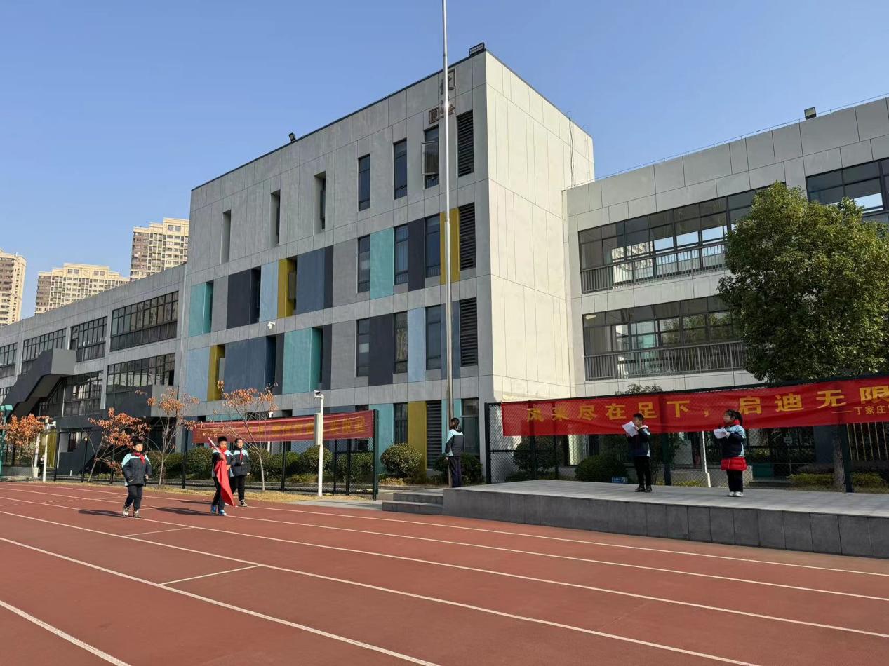 11.27升旗仪式报道_html_m6acca471.jpg