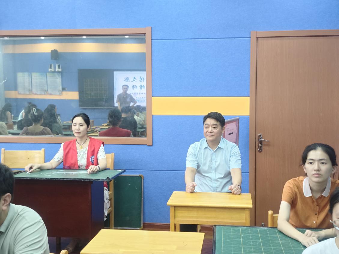 【正学丁三·教科研】执粉笔传文脉 研笔墨修师能——丁家庄第三小学青年教师粉笔字提升班开班啦！_html_4a64759a.jpg