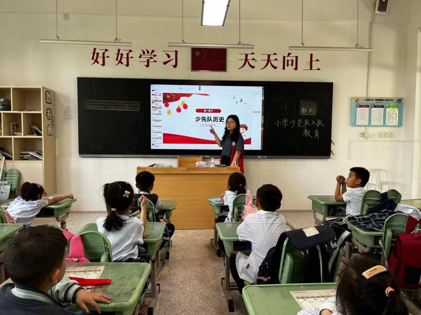 【正学丁三】童心永向党，争做好队员——丁家庄第三小学一年级少先队入队前教育主题班会课_html_m438531e4.jpg