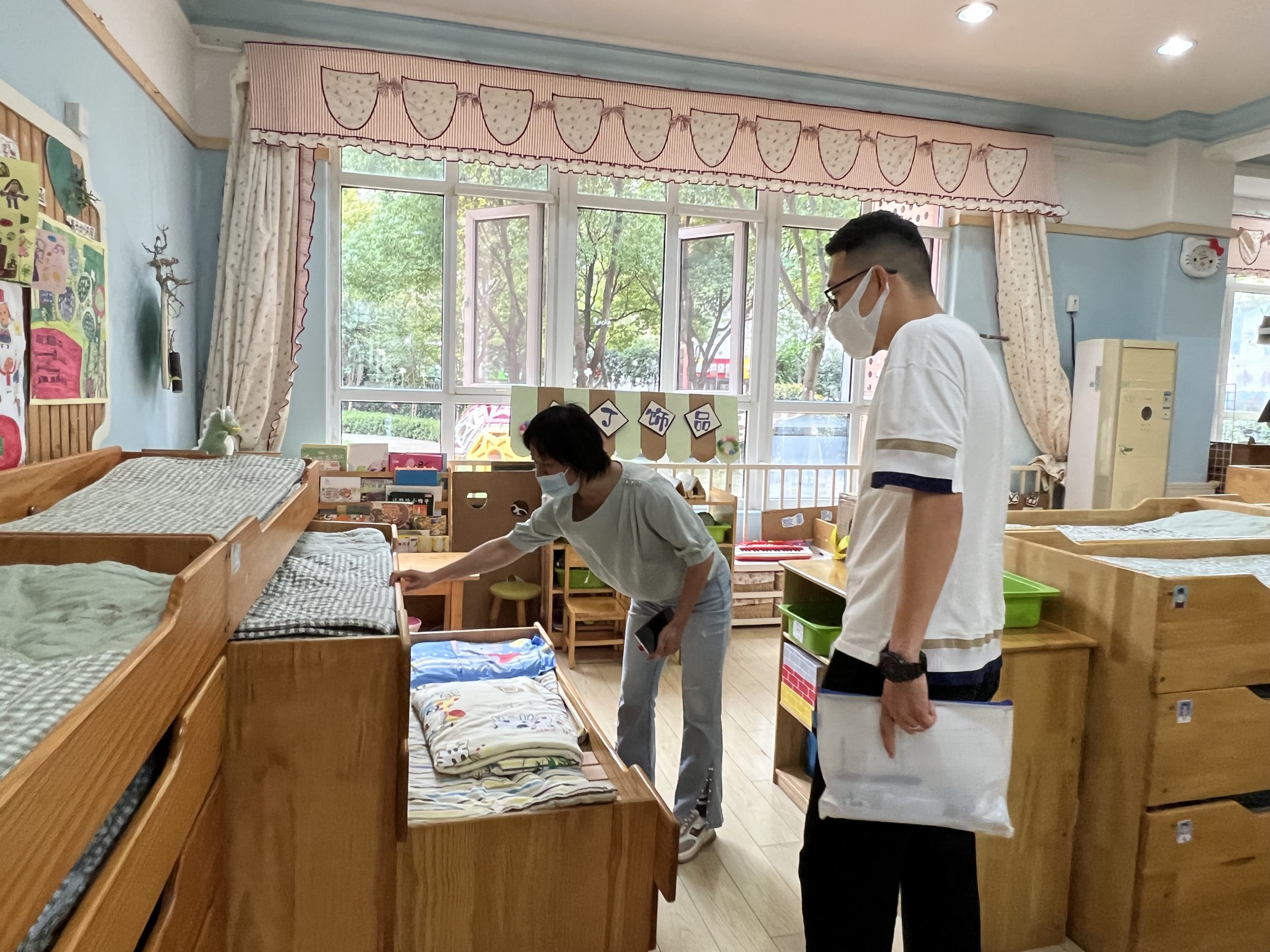 （生命迈幼.安全第一）迎联合检查 促安全防范 ——记迈幼一园迎栖霞区校园安全联合检查(1)_html_m7de120d6.jpg