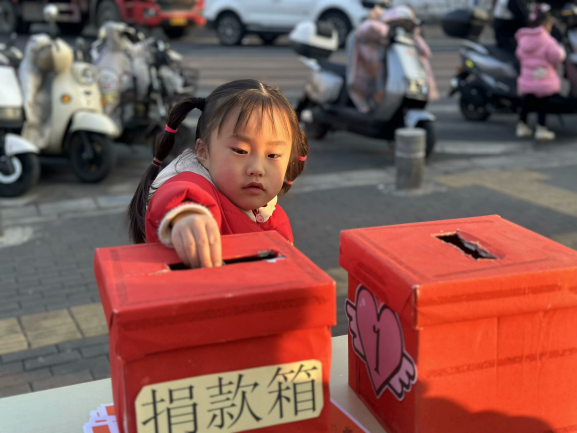 （修改）爱心义卖报道——褚姗姗_html_m77921564.png