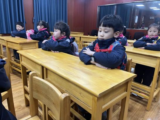 大班 参观小学报道_html_m7e4d5c4d.jpg
