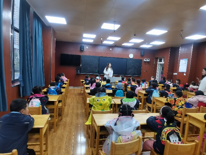 3.14大班组第一次参观小学报道_html_656a7c6e.jpg