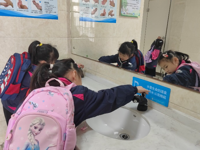 3.14大班组第一次参观小学报道_html_m4cc588ed.jpg