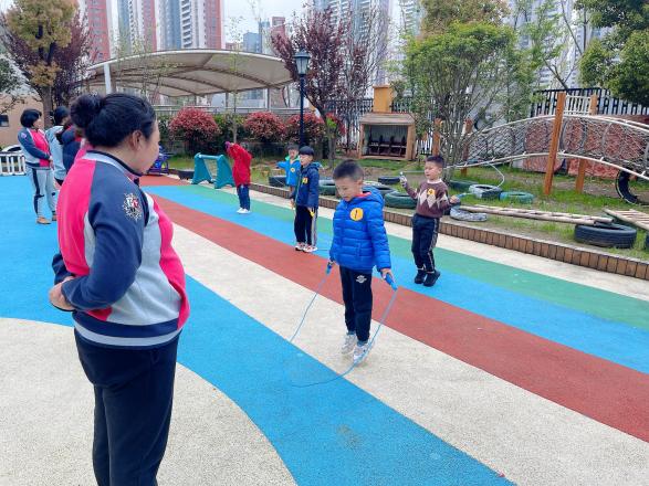 大班组跳绳活动报道_html_m373f5e34.jpg