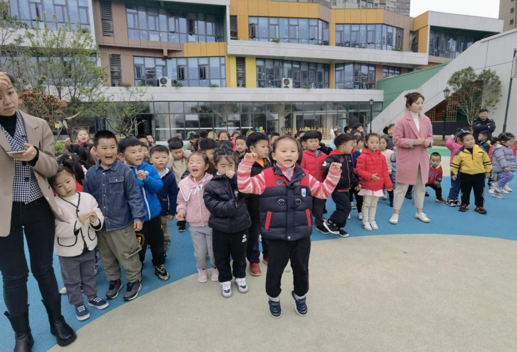 (改）中班拍球比赛新闻稿(2)1_html_m6df65a0e.jpg